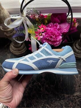 Kangaroos Lucky
Dyna Foam
Athletic/Lifestyle
Retro Shoes
Size 7.5 for Women